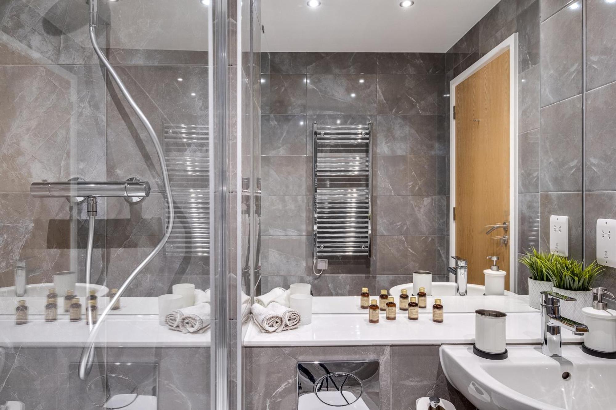 Pluxa Moonstone Metropolis Luxury Getaway In Birmingham City Centre Экстерьер фото