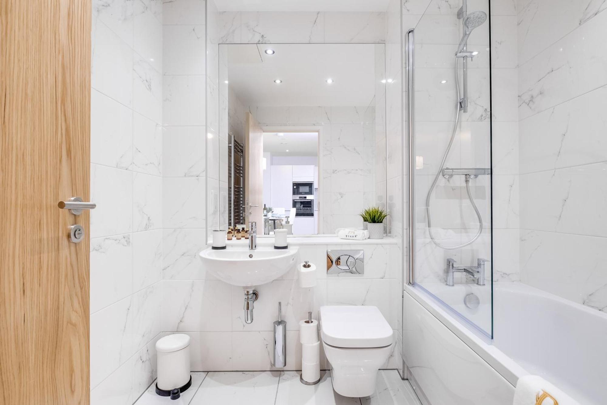 Pluxa Moonstone Metropolis Luxury Getaway In Birmingham City Centre Экстерьер фото